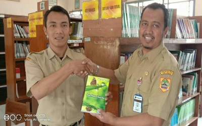 Bening Menetes di Ujung Daun