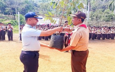 Penyerahan Bibit Durian Bakti Sekolah Lewat Pramuka
