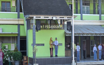 Upacara Peringatan Hari Pendidikan Nasional di SMAN 1 Pegandon Berlangsung Khidmat
