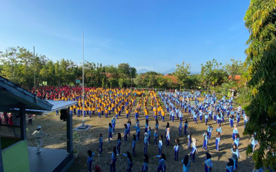 Senam Bersama Warnai Kegiatan Jumat Pagi di SMAN 1 Pegandon